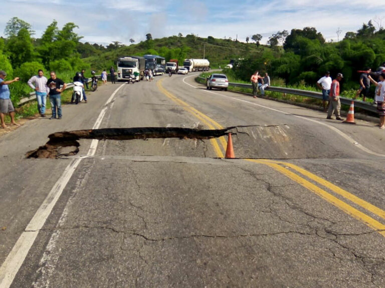 BR 101 é totalmente interditada após pista ceder e não há previsão de