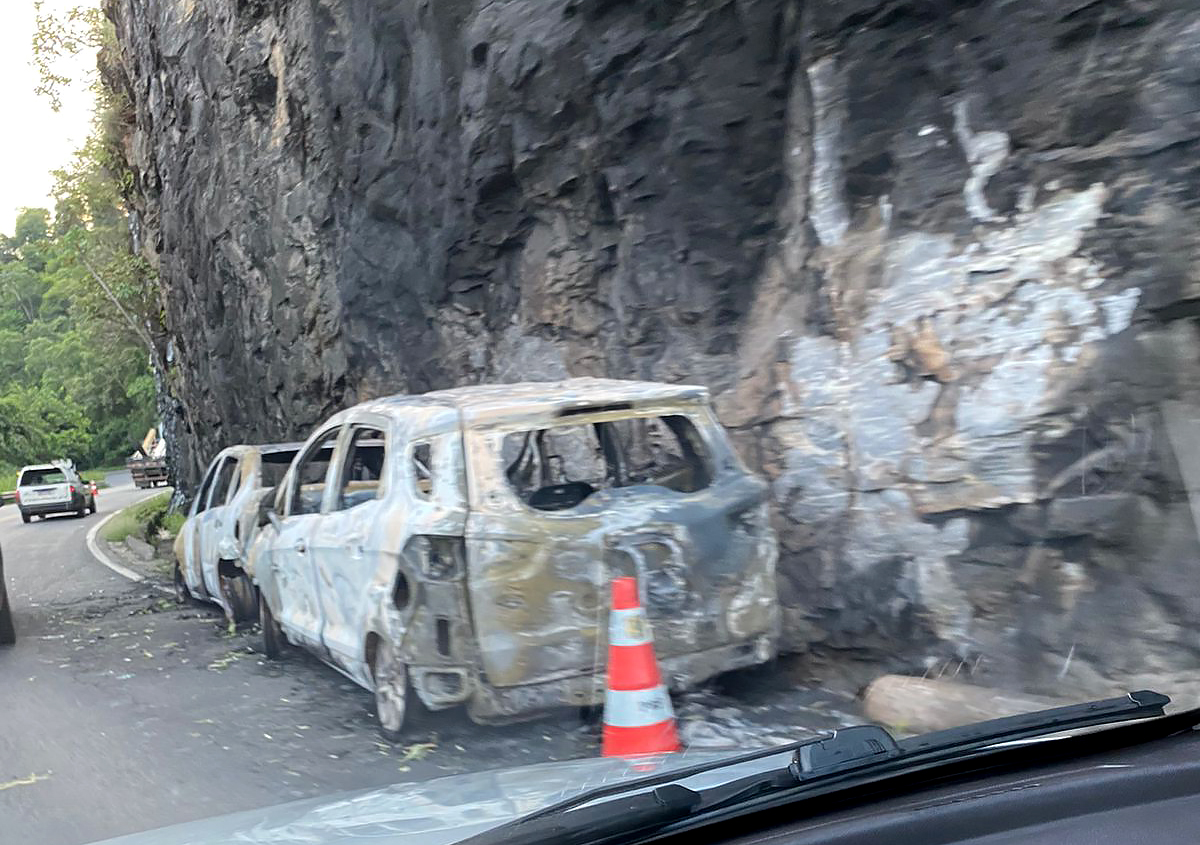 Carros Pegam Fogo Ap S Baterem E Homem Morre Entre Ferragens De