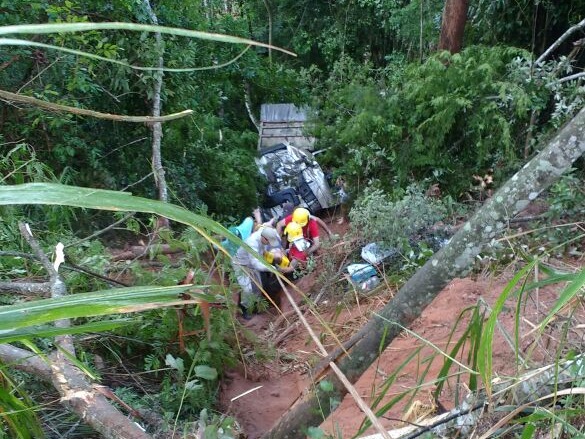 Chuva deixa pista lisa e carreta tomba 2