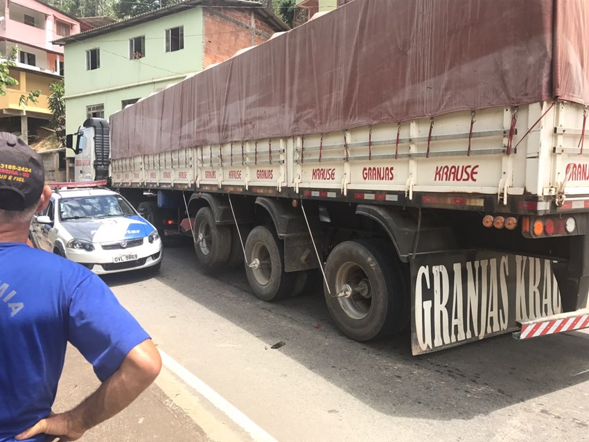 motoqueiros furam blitz e batem em caminhão 1