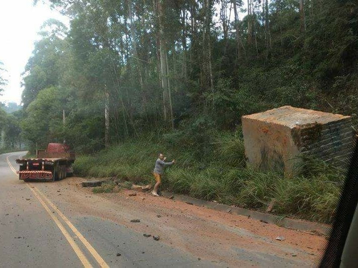 pedra cai de carreta