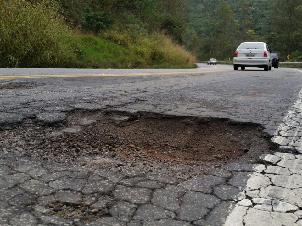 buracos na br 262 sao tapados 1