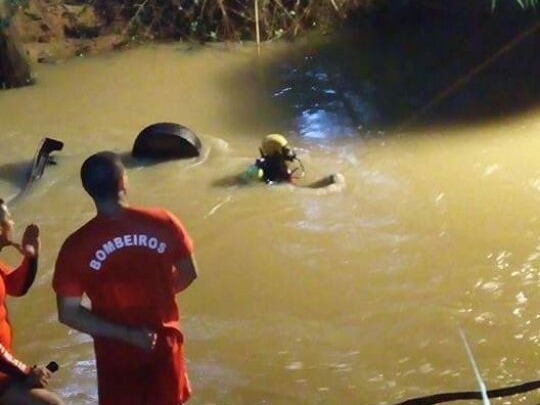 carro cai de ponte e motorista morre