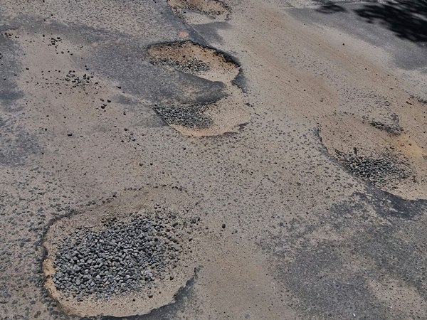 Muitos buracos na Estrada Velha de Campinho