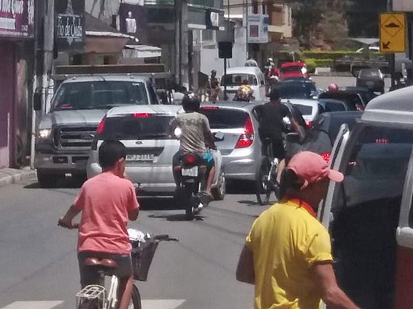 Ruas e comercios lotados em Marechal Floriano 2