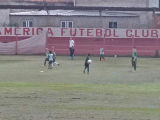 Treinamento de futebol reune poucos alunos no campo do America