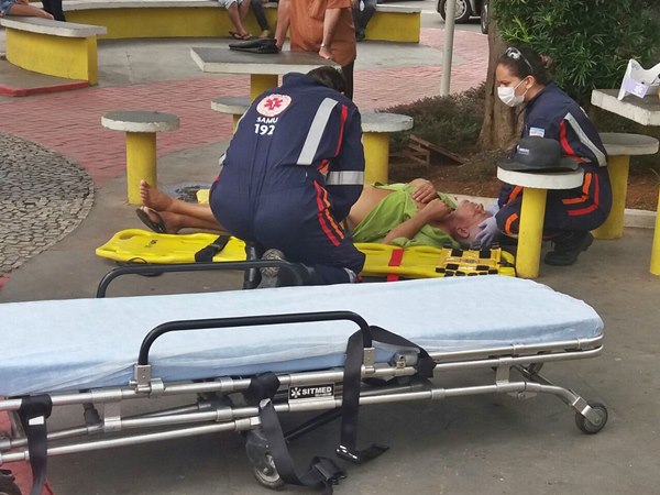 Homem nao identificado desmaia na praca em Marechal Floriano