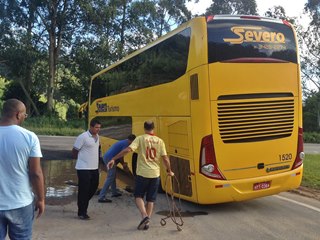 Lagoa no trevo da BR 262 atola onibus especial