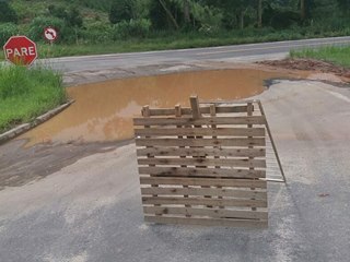 Lagoa no trevo de Paraju impede passagem de veiculos