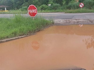 Lagoa no trevo de Paraju impede passagem de veiculos 2