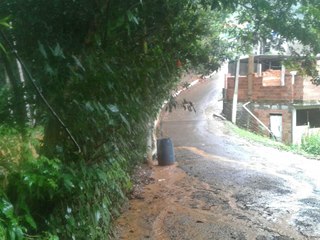 Chuva forte desde a noite de domingo ameaca enchente