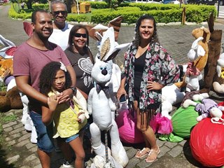 FamIlias chegam atrasadas para ver Pascoa Magica e lamentam