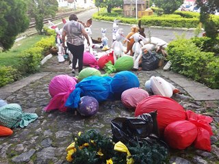 FamIlias chegam atrasadas para ver Pascoa Magica e lamentam 3