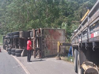 Tentativas para remover a carreta nao deram resultados positivos