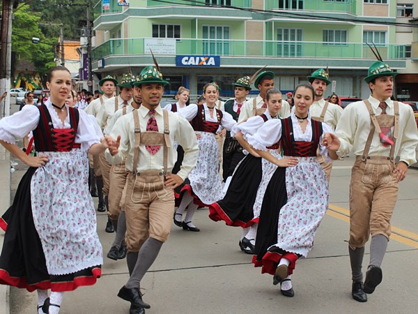 Desfile do Italemanha acontece neste domingo 01 para virar tradicao de Marecha