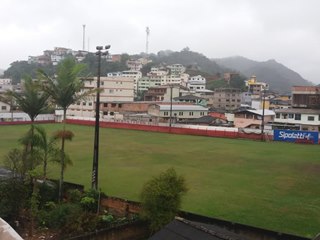 Meninos disputam competição de futebol em Marechal Floriano