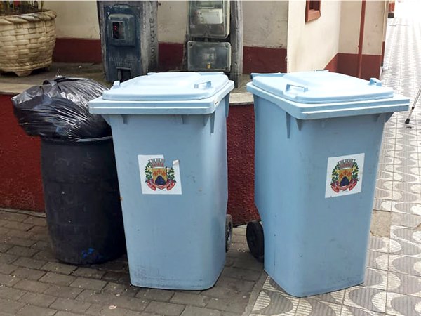 Prefeitura de Domingos Martins revê planejamento e retorna com os latões de lixo nas ruas 2