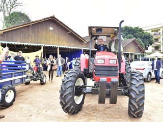 Governador participa de entrega de máquinas agrícolas e visita propriedade de orgânicos em Santa Maria de Jetibá