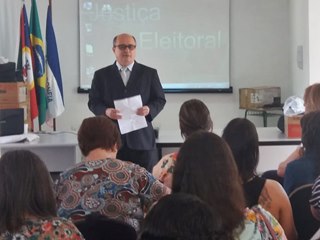 Juiz e promotora orientam moradores de Marechal Floriano que irão trabalhar nas eleições 2