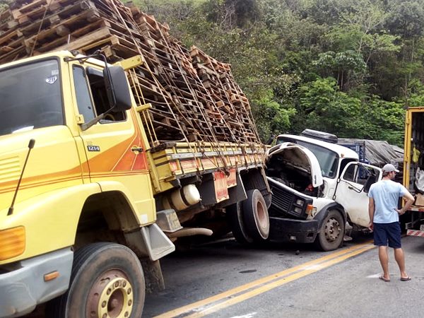 Colisao envolvendo tres caminhoes para a BR 262 03