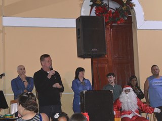 Dezenas de pessoas assistem à abertura do Natal Luz Cidade do Papai Noel