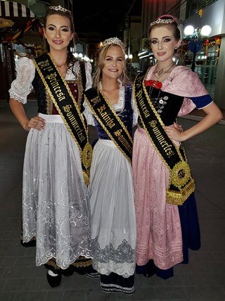 Concurso de Rainha e Princesas na primeira noite da XXX Sommerfest Festival de Imigração Alemã 2