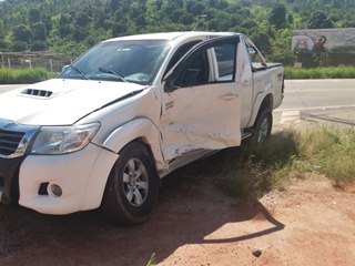 Colisão entre dois carros na BR 262 no Trevo de Paraju