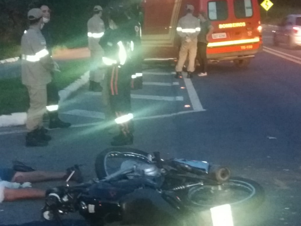 Dois jovens morrem em moto atingida por caminhonete na BR 2