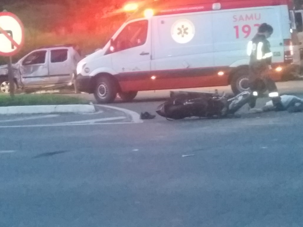 Dois jovens morrem em moto atingida por caminhonete na BR 3