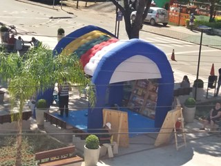 Tenda Cultural atrai crianças e adultos com livros para a Pracinha em Marechal Floriano