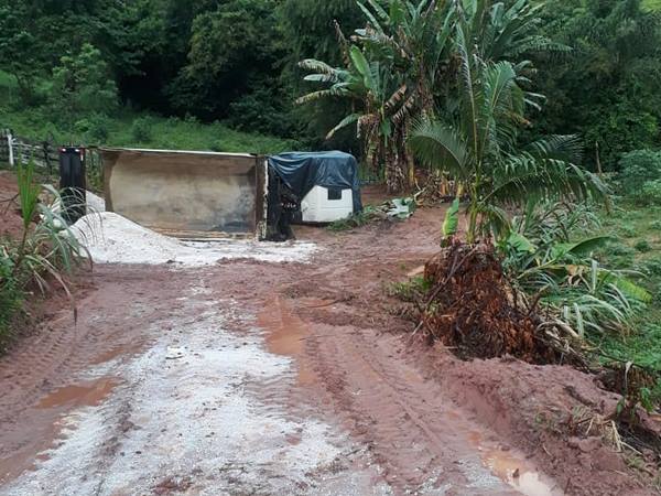 Caminhao basculante tomba na zona rural de Muniz Freire 03