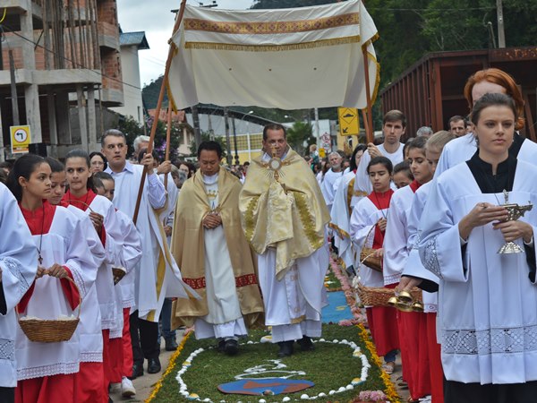 Comunidades católicas celebram Corpus Christi em Marechal Floriano
