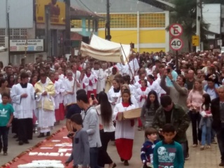 Multidão católica participa de celebração e procissão de Corpus Christi em Marechal Floriano 3