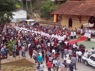 Multidão católica participa de celebração e procissão de Corpus Christi em Marechal Floriano 4