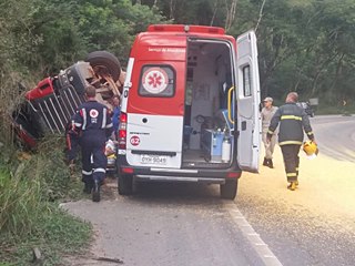 Carreta transportando carga de milho tomba na BR 262 3