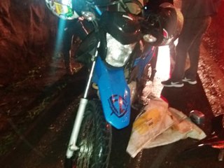 Carro entra na pista da BR 262 e atinge duas motocicletas