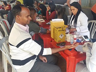 Grande número de pessoas realiza doações de sangue no ônibus do HEMOES em Marechal Floriano 2