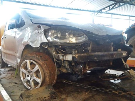 Carro de passeio destruído ao tombar na Rodovia BR 262