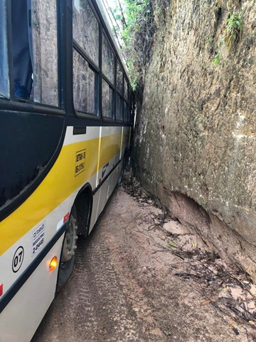 Ônibus que transporta alunos do IFES bate em barranco