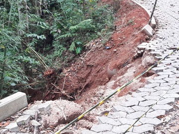 Queda de barranco deixa estrada perigosa em Marechal Floriano