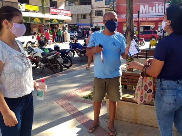 Servidores de Marechal Floriano orientam sobre Coronavirus e doam mascaras faciais a moradores 03