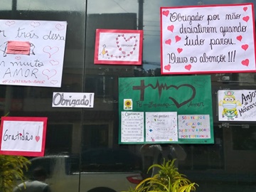 Moradores de Marechal Floriano homenageiam atendimento médico com cartazes