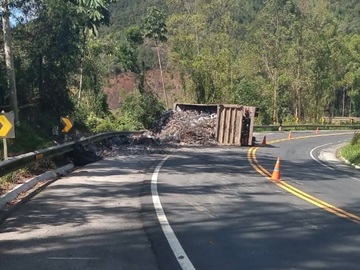 Motorista fica ferido após capotar com caminhão na BR 262