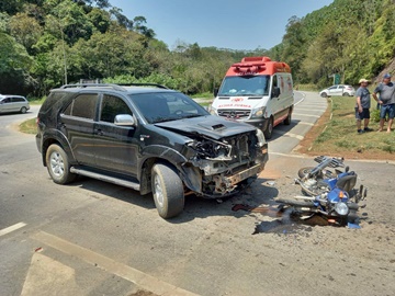 Motocicleta atingida na BR 262 por caminhonete deixa jovem ferido