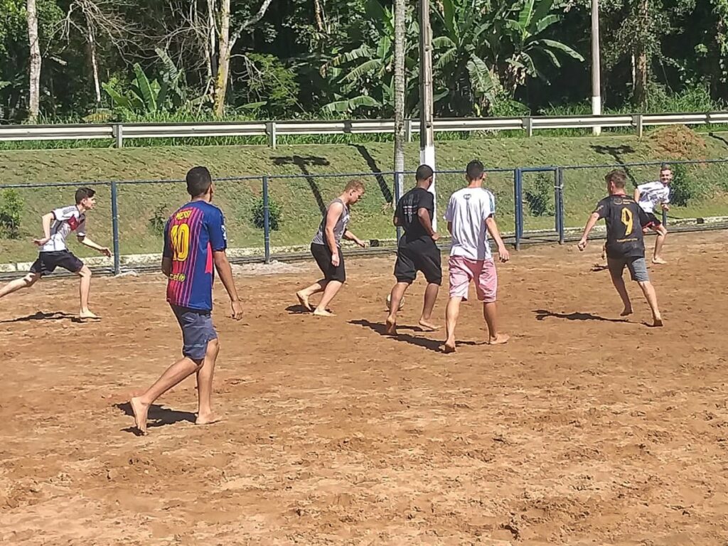 Escola-de-Marechal-Floriano-encerra-o-ano-letivo-com-alunos-batendo-bola-em-campo-de-areia-2-1