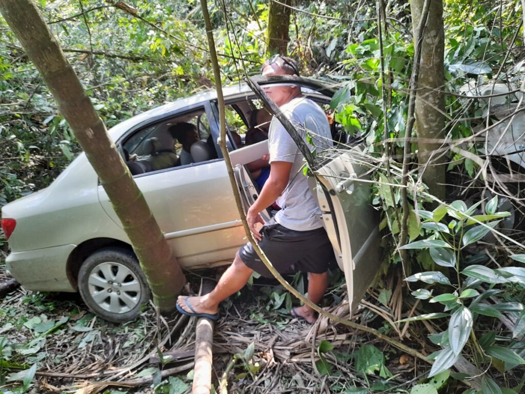 Carro-com-adultos-e-criancas-tomba-proximo-ao-Rio-Jucu-em-Marechal-Floriano