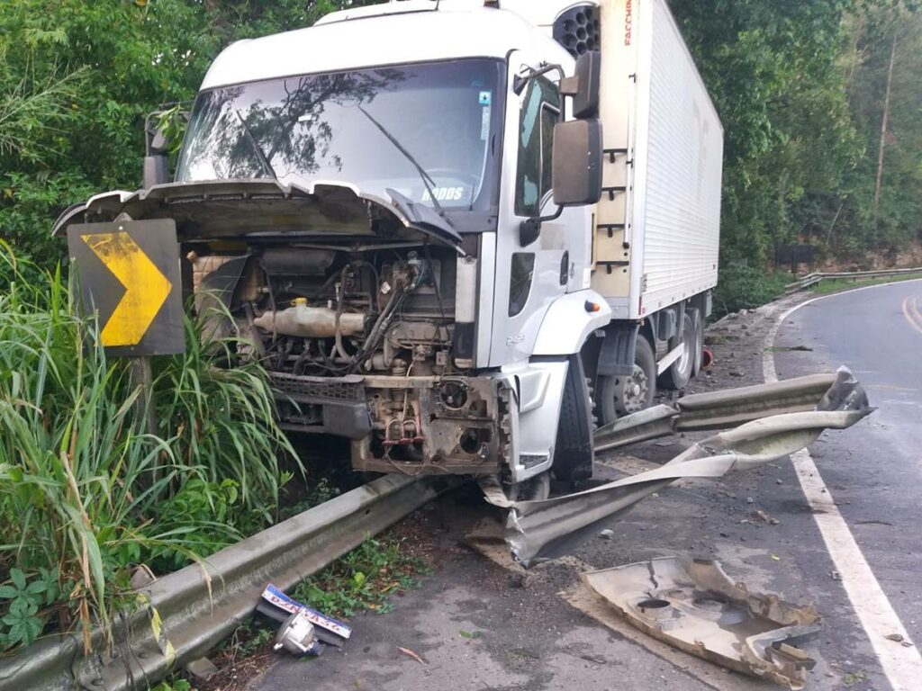 Caminhao-derrapa-em-pista-molhada-na-BR-262-e-fica-destruido-apos-bater-em-lateral-de-ponte-capa