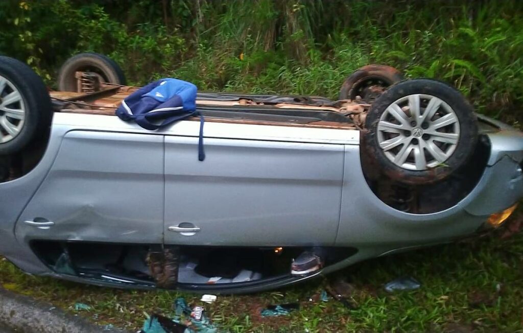 Carro-tomba-na-estrada-que-liga-Domingos-Martins-a-BR-262