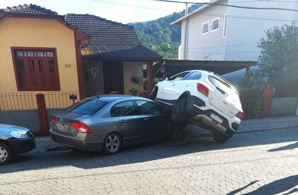 Carro perde o controle capa