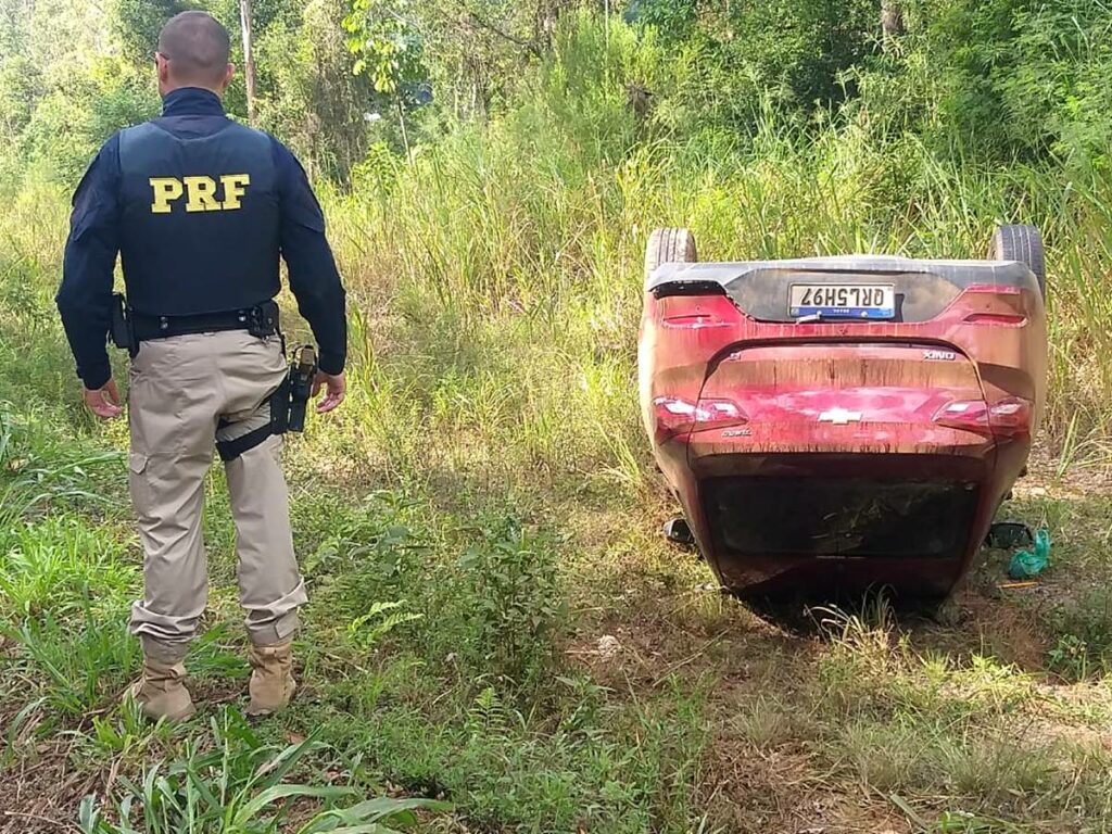 Carro-sai-da-pista-e-fica-com-as-rodas-para-cima-as-margens-da-BR-262-capa